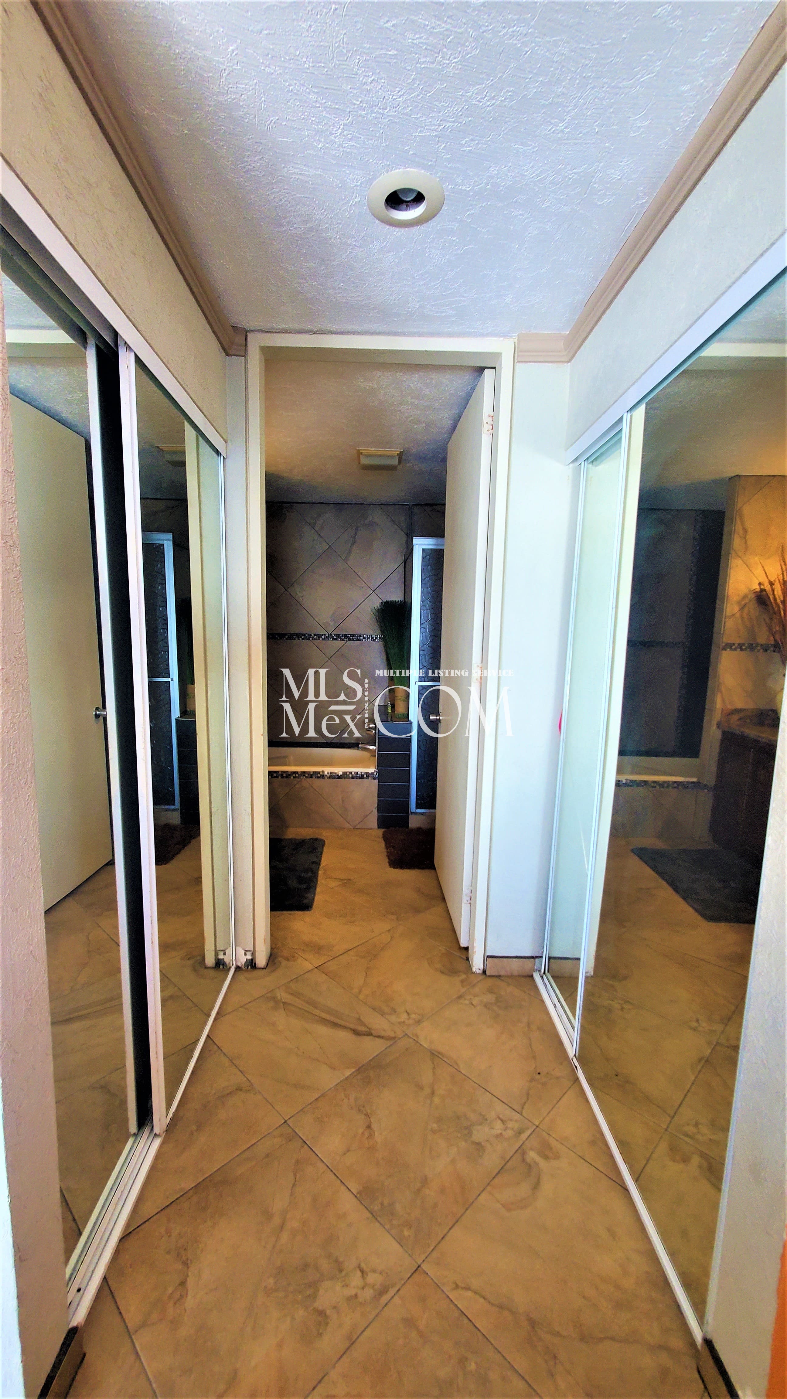 Corona del Mar Calle Acantilado Rocamar 10-102 Rosarito
